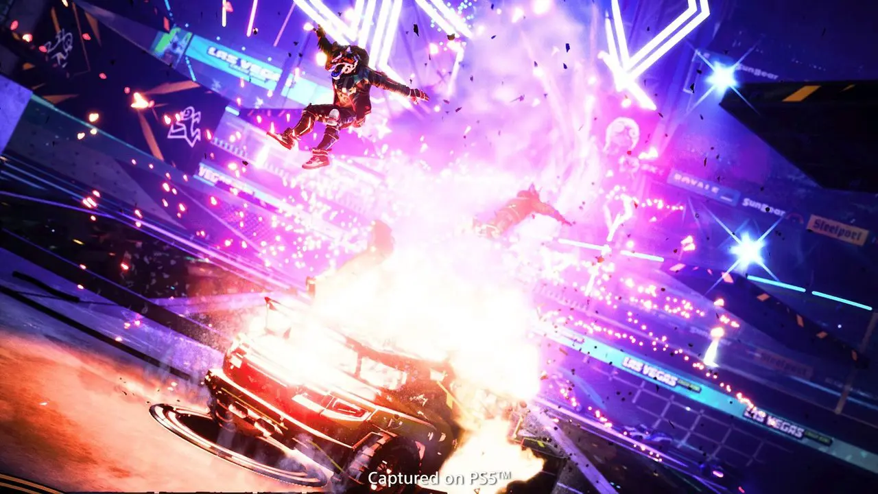 Imagem tirada no modo foto de Destruction AllStars com um personagem no ar e um veículo explodindo