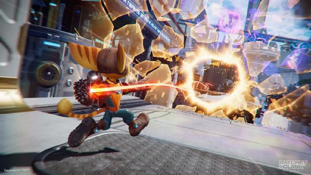 Imagem do jogo Ratchet & Clank: Em Uma Outra Dimensão, de PS5, com o protagonista jogando algo em uma fenda interdimensional