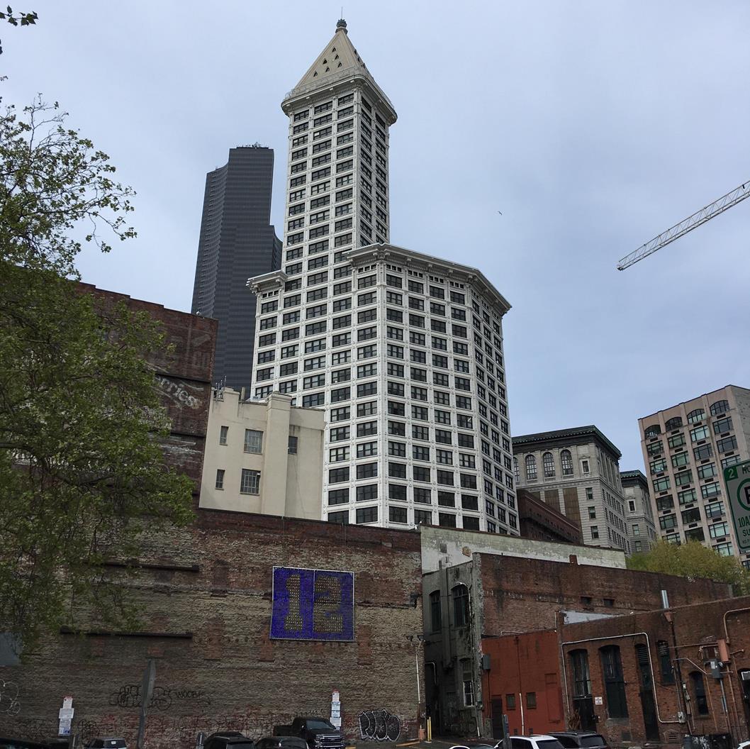 Um dos prédios de Seattle que é reproduzido no jogo The Last of Us 2