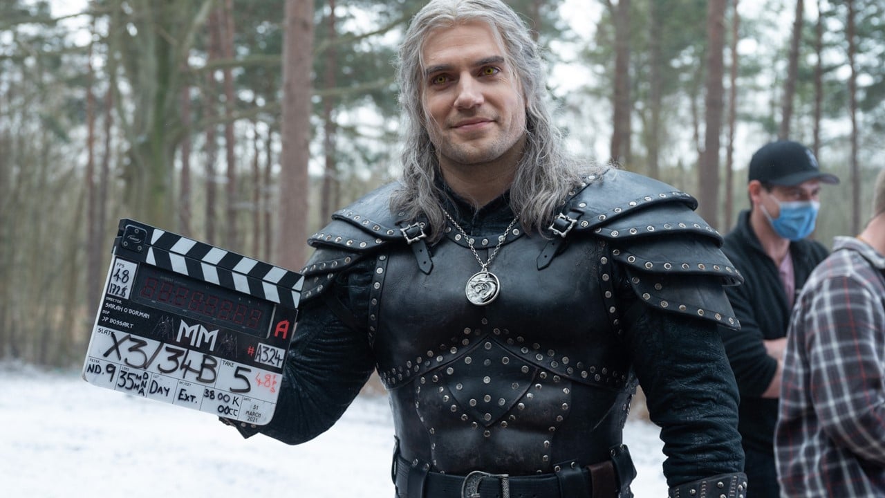 Ator Henry Cavil atuando como Geralt de Rivia, da série de The Witcher da Netflix, em uma floresta nevada.