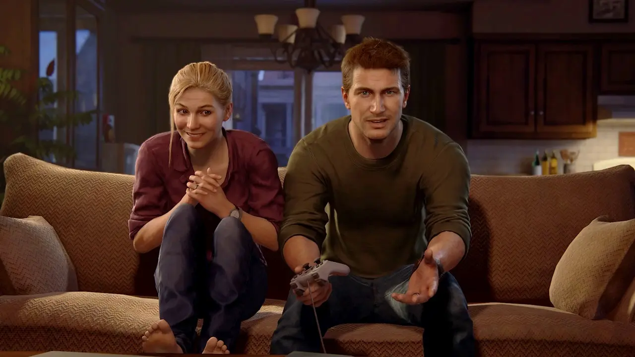 Helena e Nathan Drake em Uncharted 4, jogando PlayStation sentados no sofá