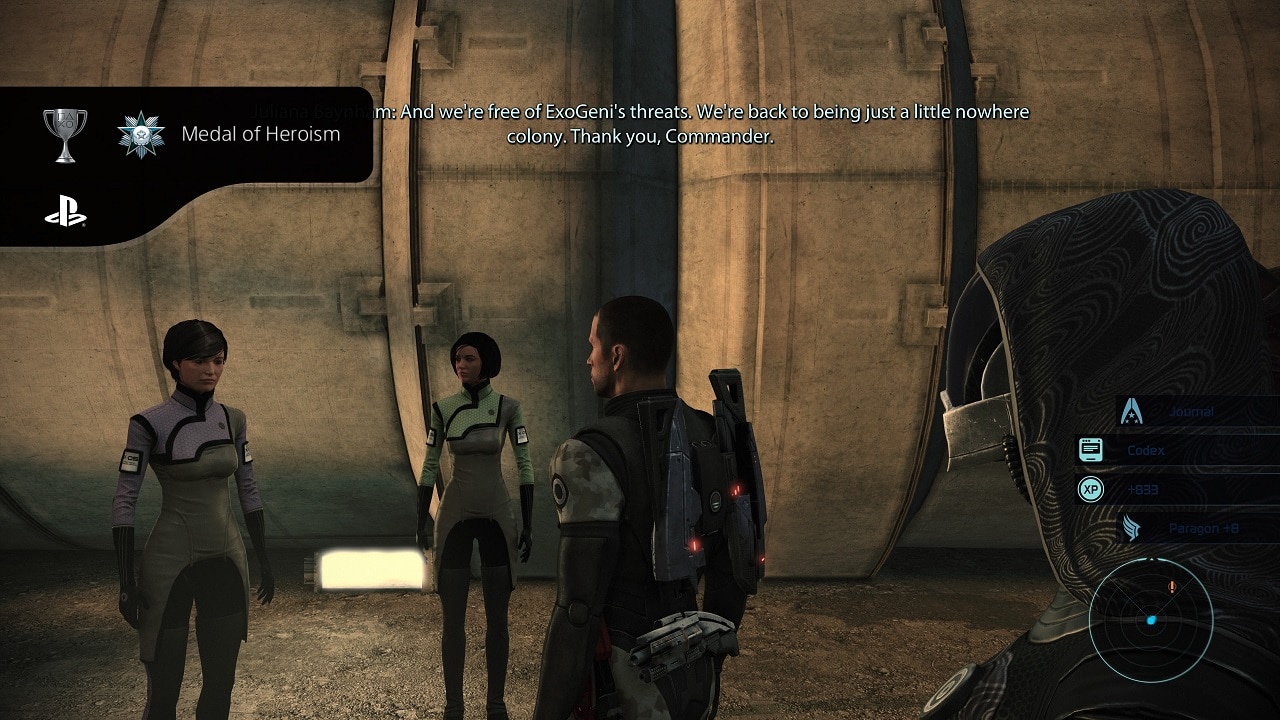 Quatro personagens do jogo Mass Effect Legendary Edition conversando enquanto o lado esquerdo mostra o troféu do PlayStation 5