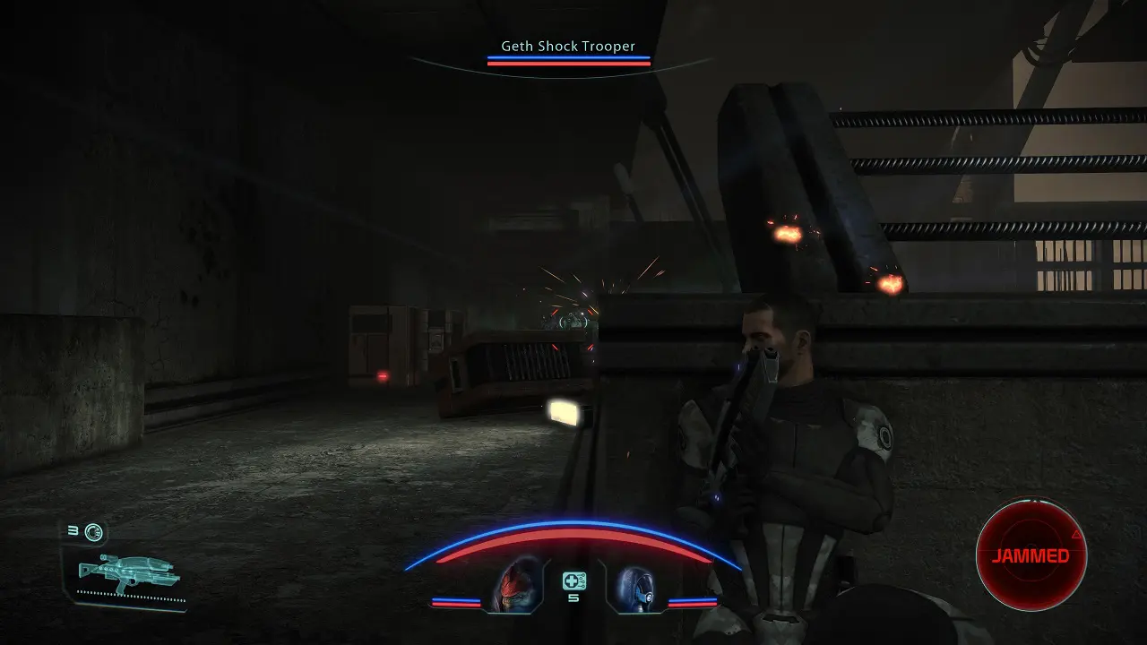 Cena de combate do jogo Mass Effect Legendary Edition com o personagem principal encostado em uma cobertura e mirando em um inimigo distante