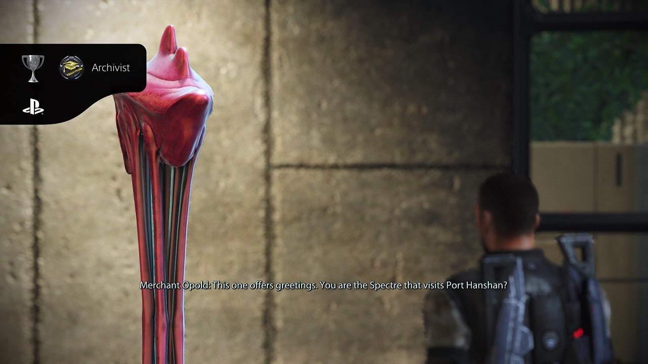 Criatura alienígena de frente para o protagonista de Mass Effect