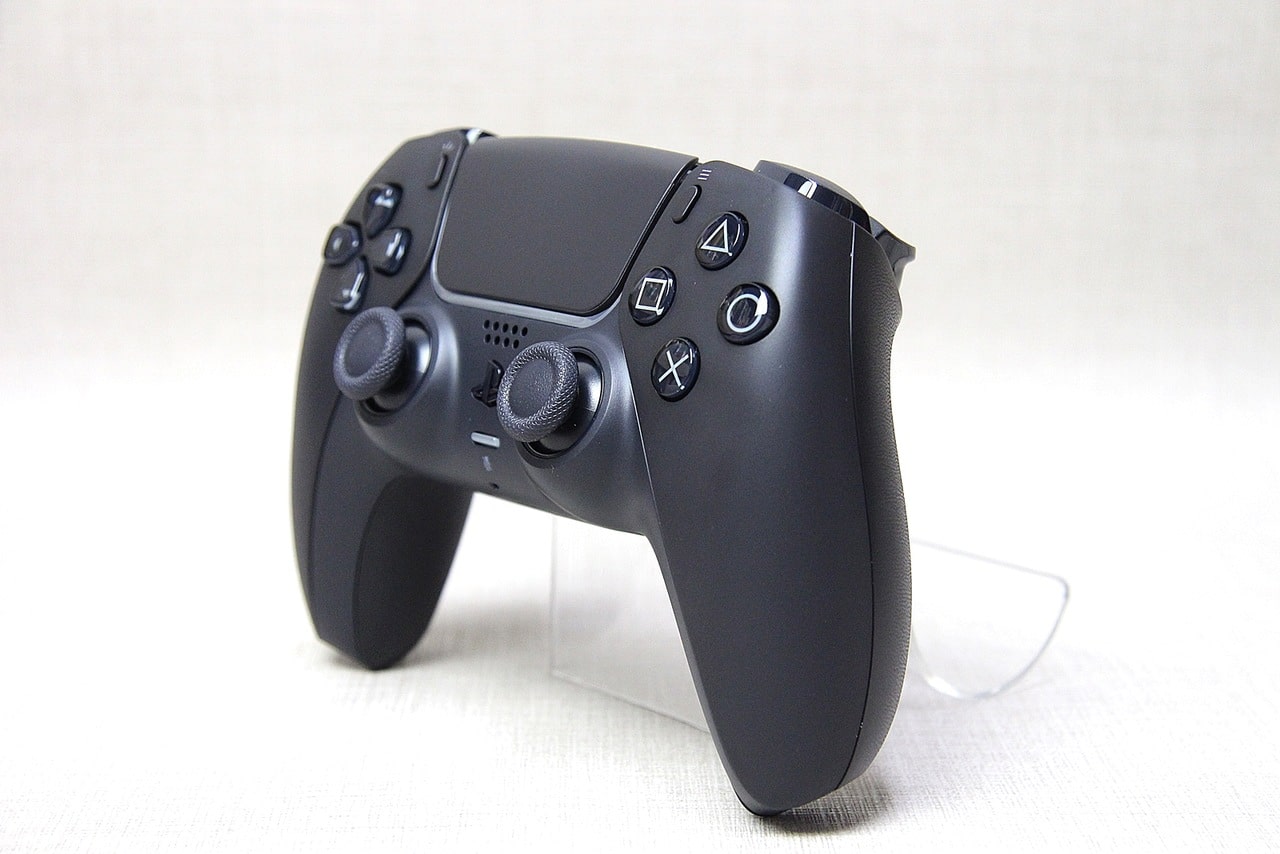 Imagem de uma das novas cores do DualSense, Midnight Black, de lado