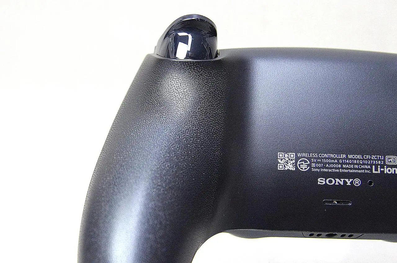 Imagem de uma das novas cores do DualSense, Midnight Black, com detalhes da construção