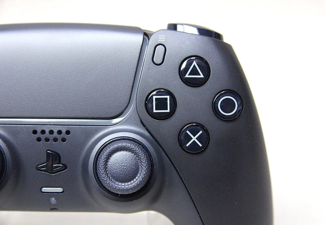 Imagem de uma das novas cores do DualSense, Midnight Black, com detalhes dos botões