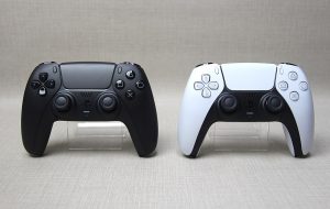 DualSense Midnight Black e branco estão com desconto na Amazon
