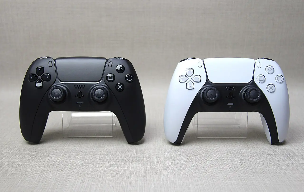 Imagem de uma das novas cores do DualSense, Midnight Black, comparado ao modelo padrão
