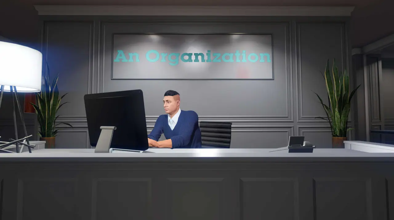 Imagem de um personagem em GTA Online sentado em uma cadeira mexendo em um computador