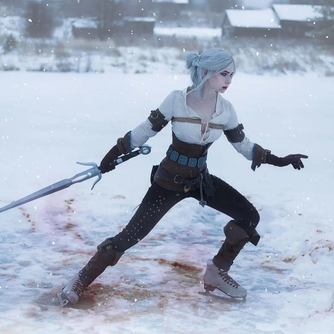 Imagem do cosplay da personagem Ciri, de The Witcher 3, segurando uma espada
