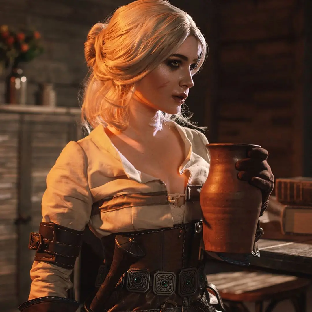 Imagem do cosplay da personagem Ciri, de The Witcher 3, segurando um copo