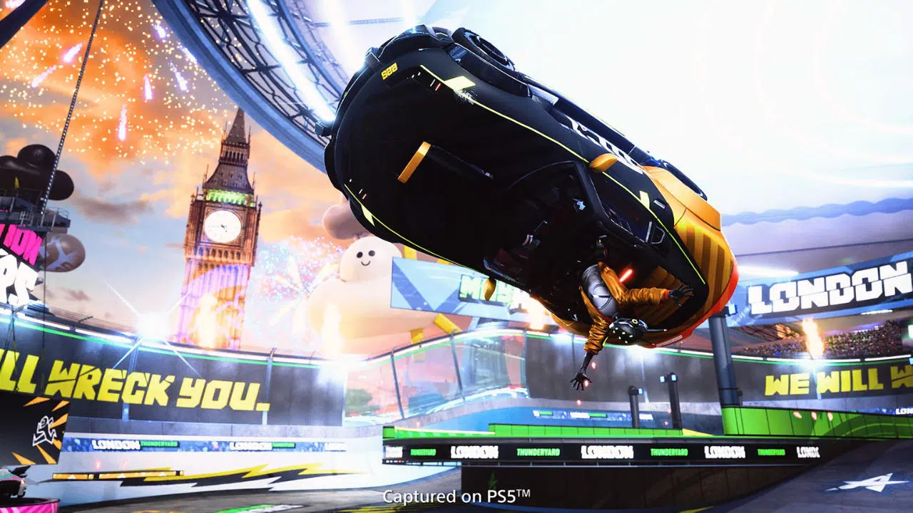 Imagem de capa do jogo Destruction AllStars com um carro no ar de cabeça para baixo e um personagem com braços abertos