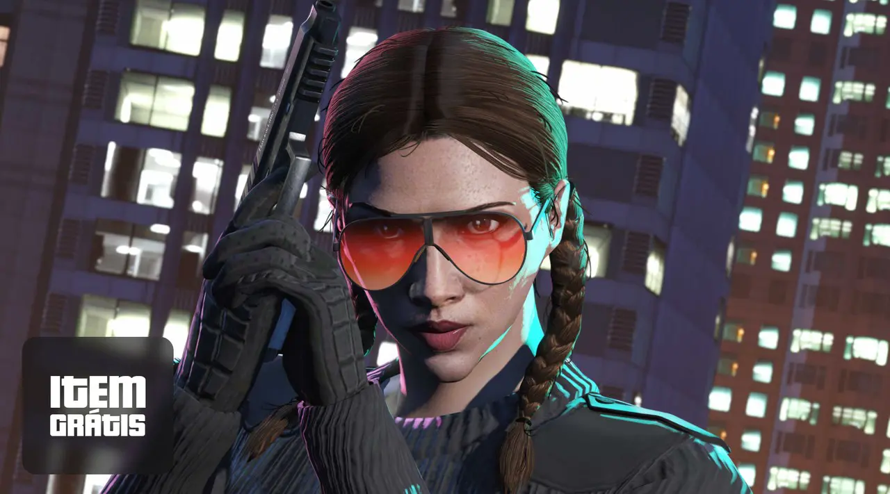 Imagem de uma personagem de GTA Online usando um óculos grande e segurando uma arma