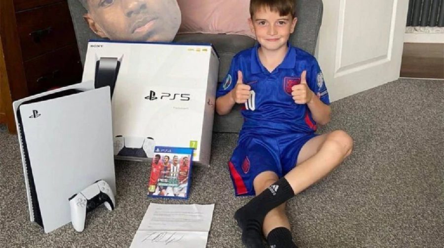 Jogador do Manchester United presenteia criança com um PS5 em agradecimento por campanha de caridade