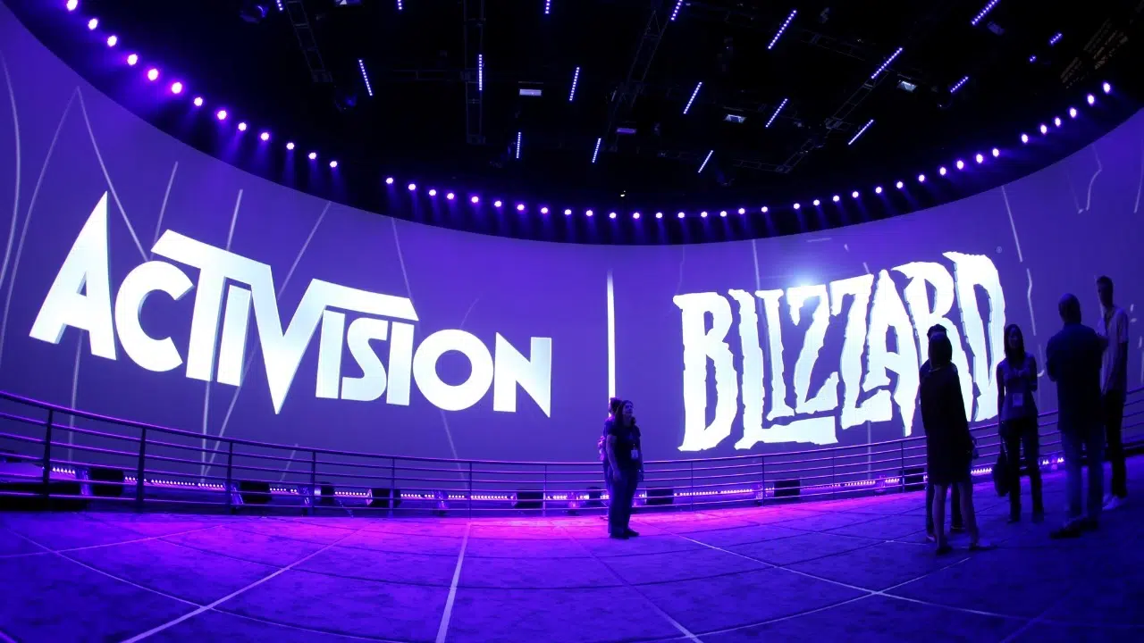 Imagem de capa da logo da Activision Blizzard em um telão de um evento