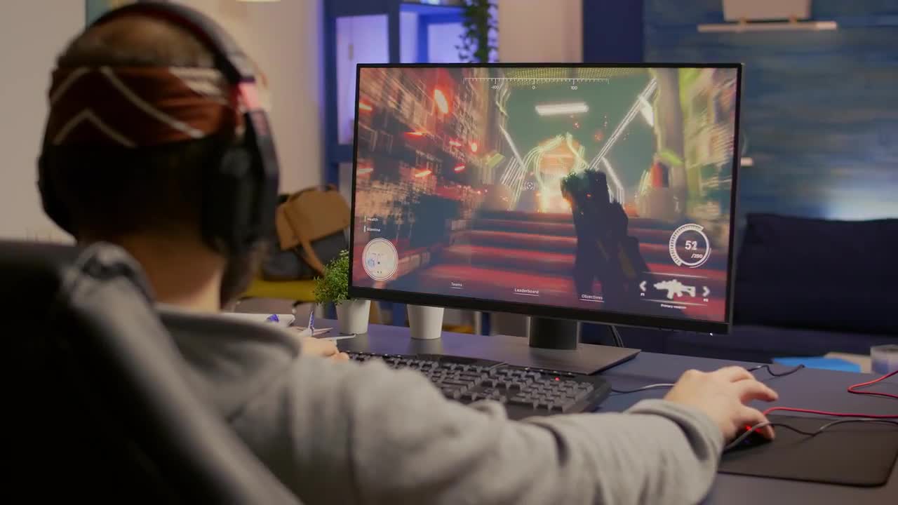 Gamer jogando um jogo FPS no PC