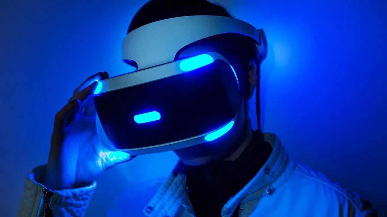 PSVR 2 - uma pessoa usando a realidade virtual da Sony