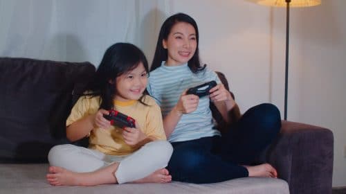 Crianças gastam dinheiro em games por “pressão social”, sugere estudo
