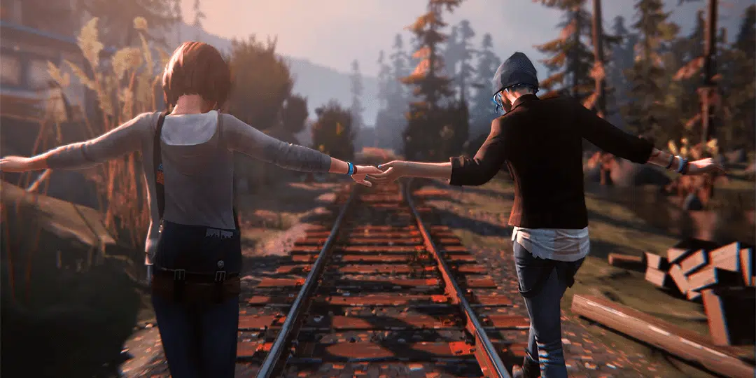 Cena do jogo Life is Strange em que duas personagens estão de mãos dadas e andam em cima do trilho do trem
