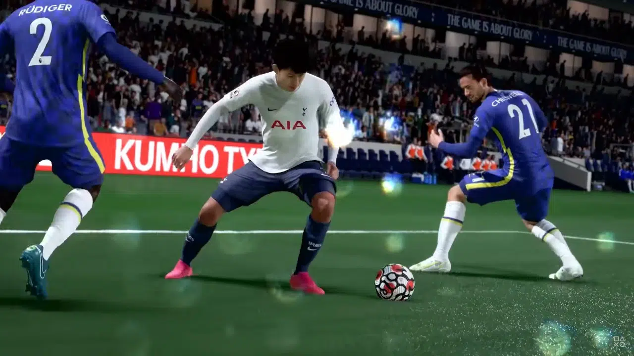 Imagem de capa de uma partida de FIFA 22 com um jogador driblando um adversário