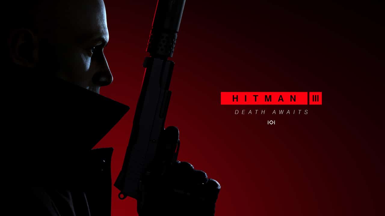 Imagem de capa do protagonista de Hitman 3 segurando uma pistola e a logo do game ao lado