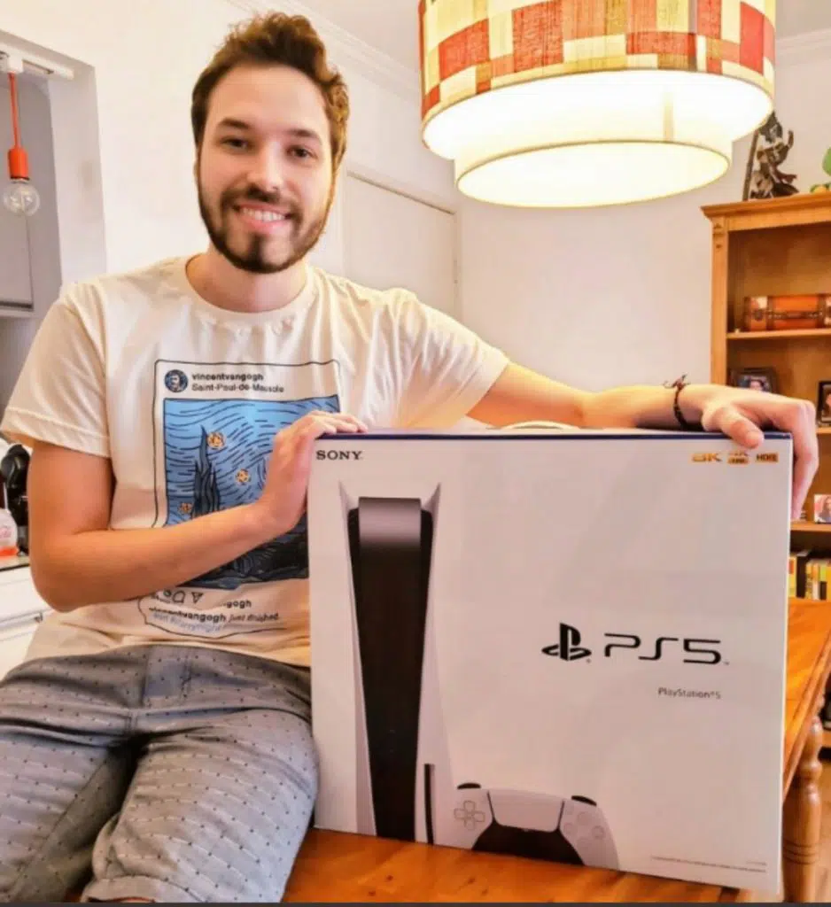 Pedro Sciarotta, colunista do MeuPS, com sua caixa com um PS5