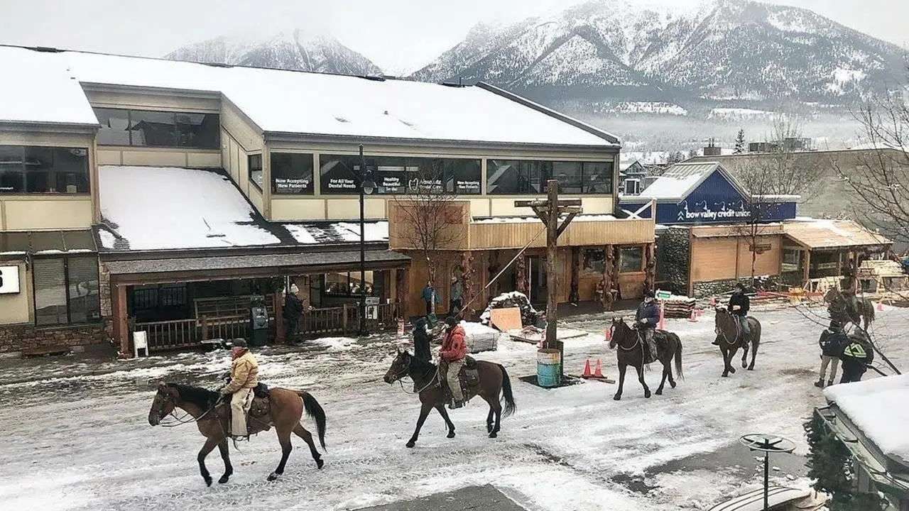 Imagem do set da Série de The Last of Us com cavalos e uma montanha nevada ao fundo.