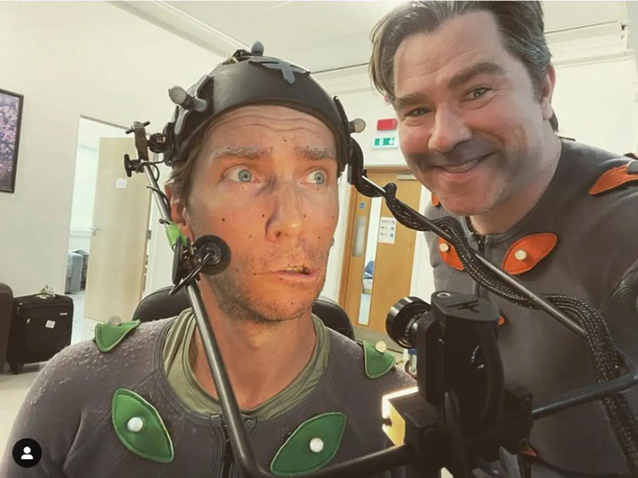 Troy Baker e Roger Clark vestidos em uma roupa de captura de movimentos.