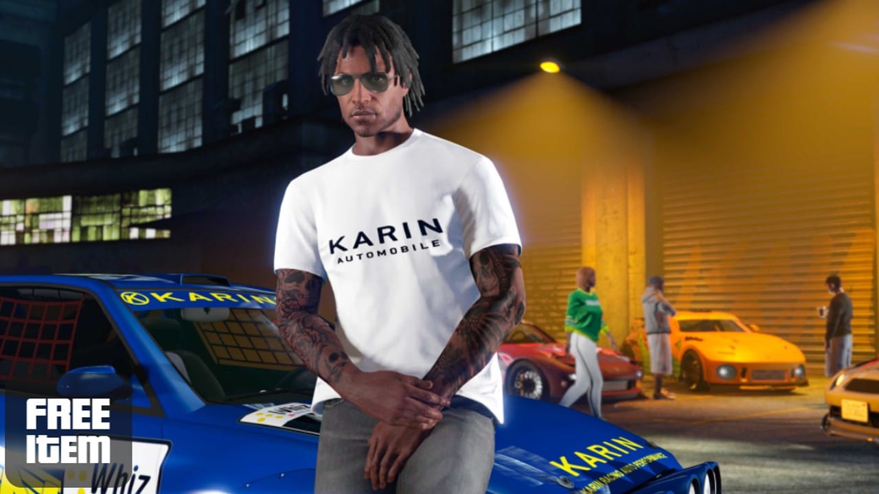 item grátis de GTA Online - jogador apoiado em carro hatch com camisa grátis da semana