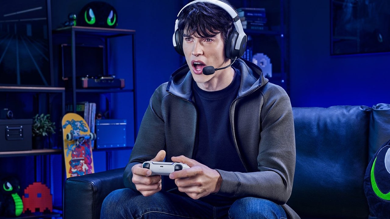 nova linha de headsets da Razer para PlayStation 5 - jogador se divertindo no PS5 