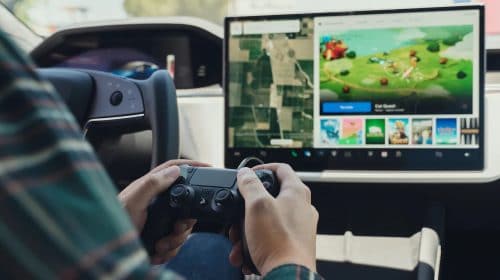 Tesla é alvo de investigação por permitir que motoristas joguem videogame enquanto dirigem
