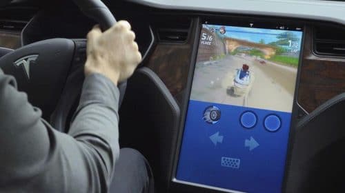 Após investigação, Tesla não permite mais dirigir e jogar games ao mesmo tempo