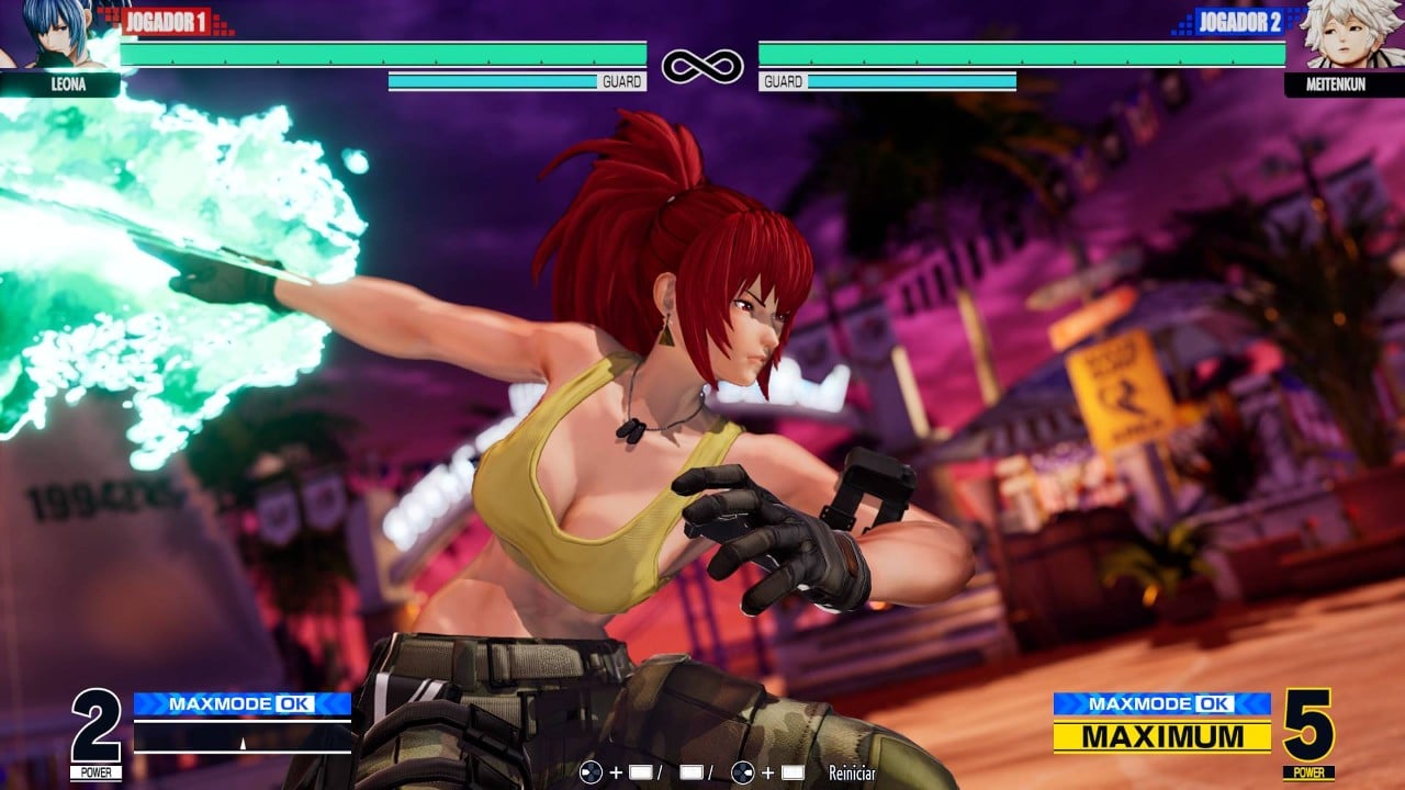 Leona usando um rush no adversário em The King of Fighters XV