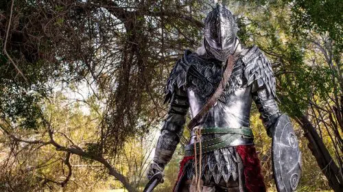 Elden Ring: cosplayer recria a Armadura do Lobo Feroz e resultado é incrível