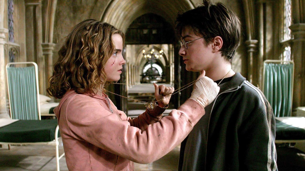 Cena de Harry Potte e o Prisioneiro de Azkaban de Harry e Hermione usando o Vira-Tempo. Será que teremos o item dm Hogwarts Legacy?