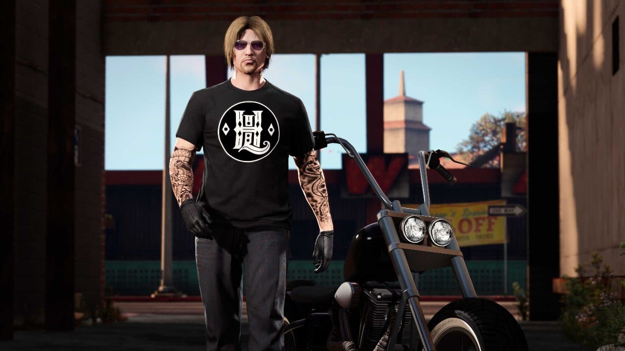 motoqueiro de oculos escuro e camiseta preta em GTA Online