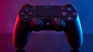 Jogue com seu duo! DualShock 4 vermelho e azul estão com desconto na Amazon