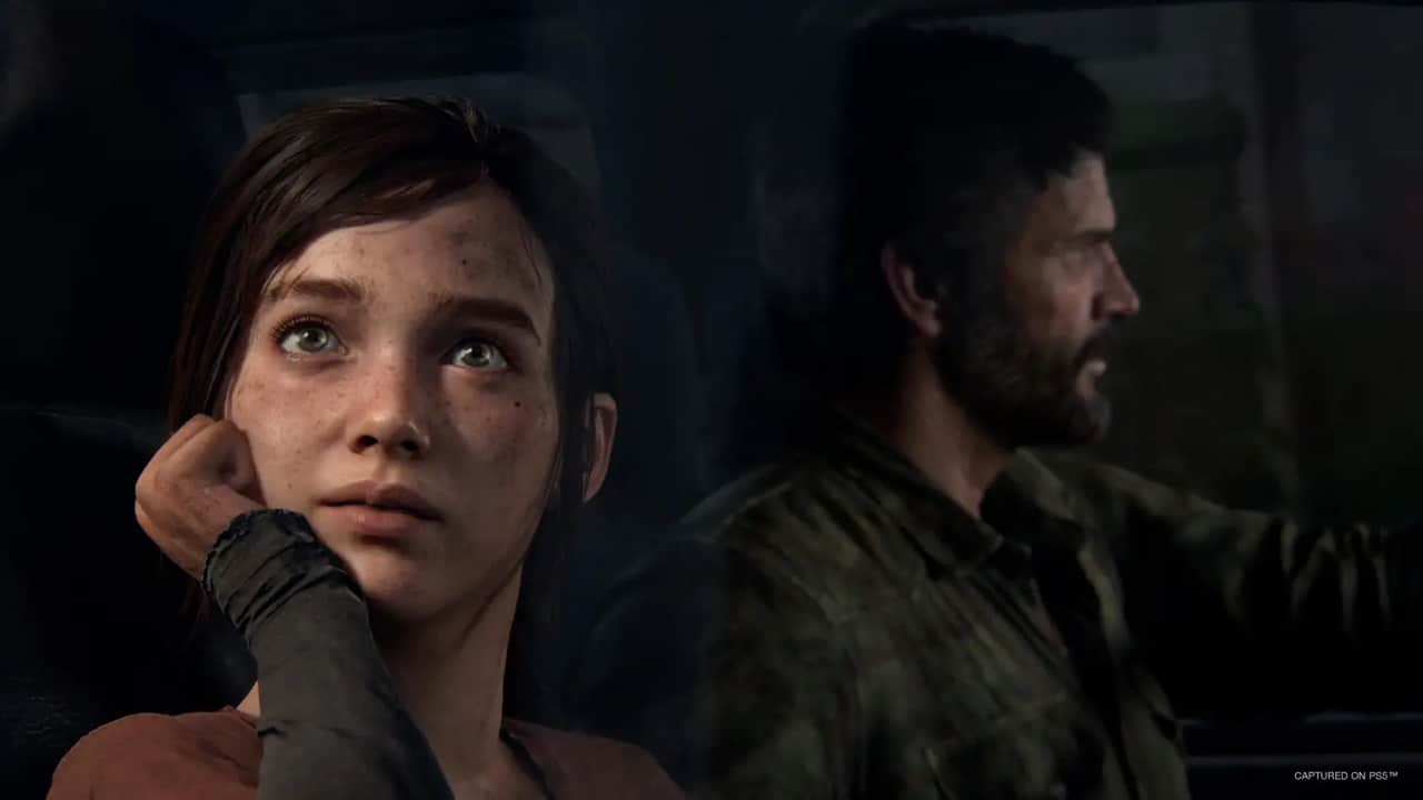 Joel dirigindo, enquanto Ellie olha a janela em The Last of Us Part I