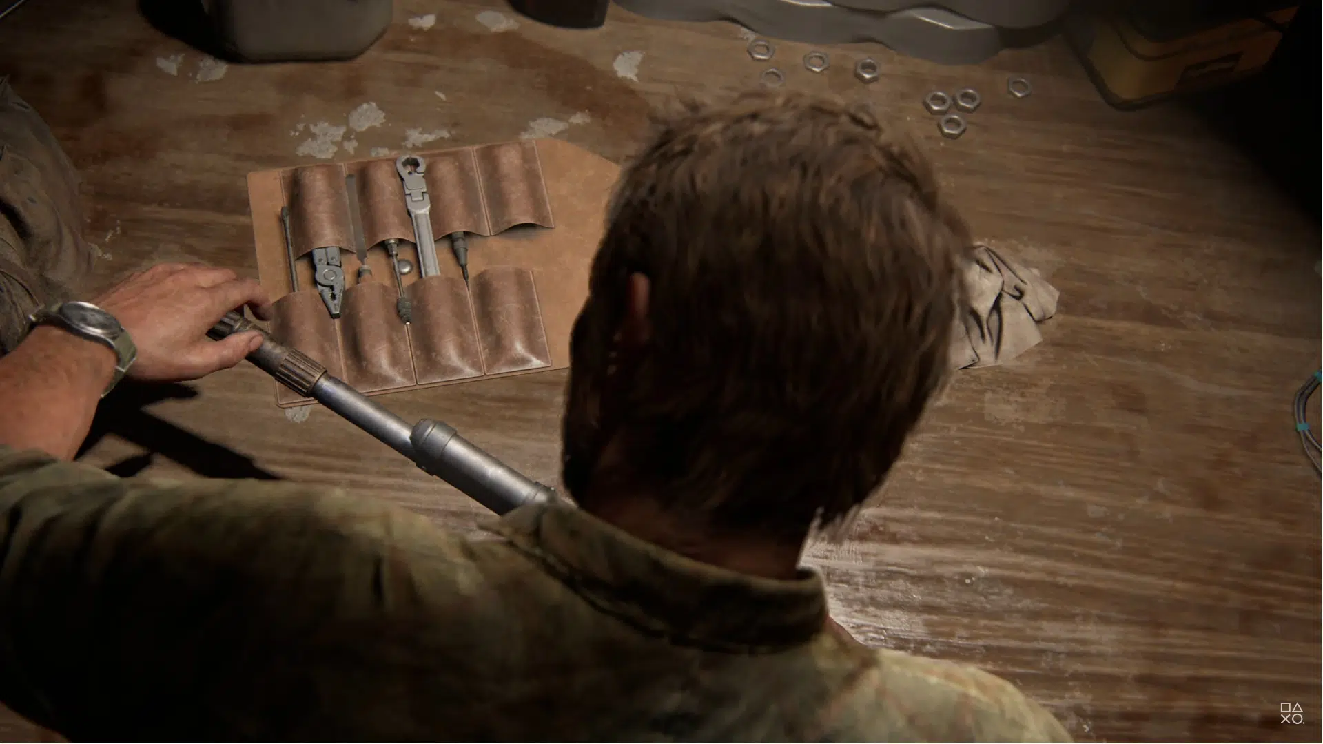 The Last of Us Part I bancada Joel mexendo na arma