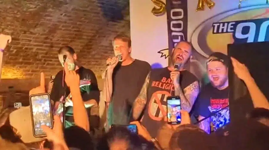 Tony Hawk invade show para cantar músicas de Tony Hawk's Pro Skater com banda cover