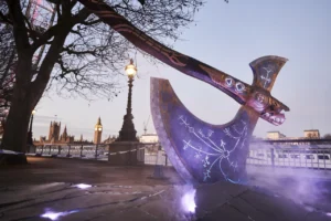 Ao vivo mesmo: Sony coloca machado gigante de Kratos em Londres