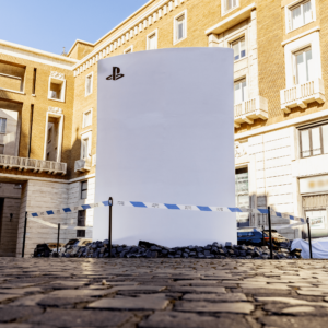 Strani Amori: Sony instala outro PlayStation 5 gigante, agora em Roma