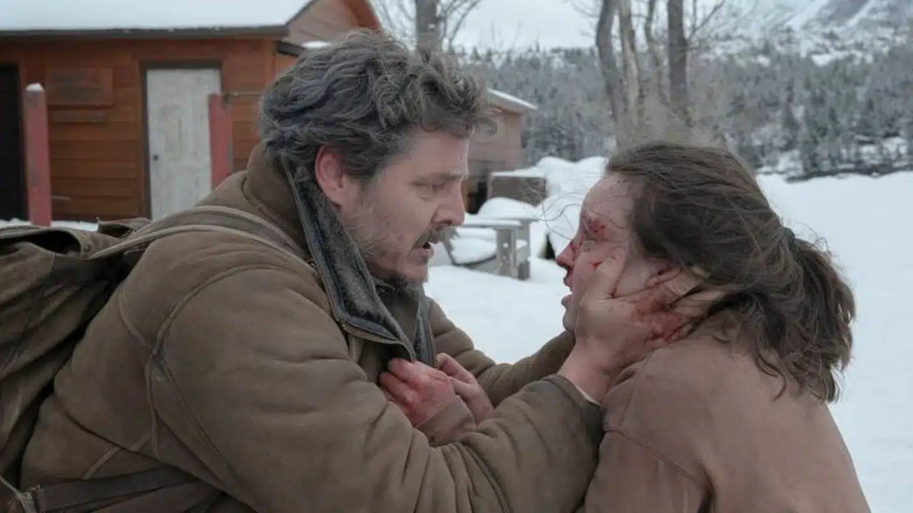Ellie e Joel episódio 8 de The Last of Us - season 2 de The Last of Us - Joel segurando o rosto ensaguentado de Ellie em uma paisagem nevada