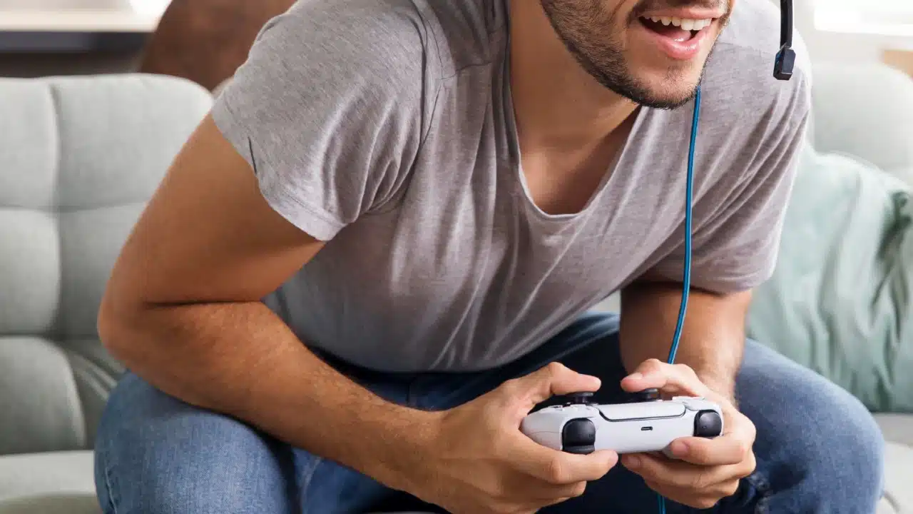 Sony PlayStation homem jogando com o DualSense
