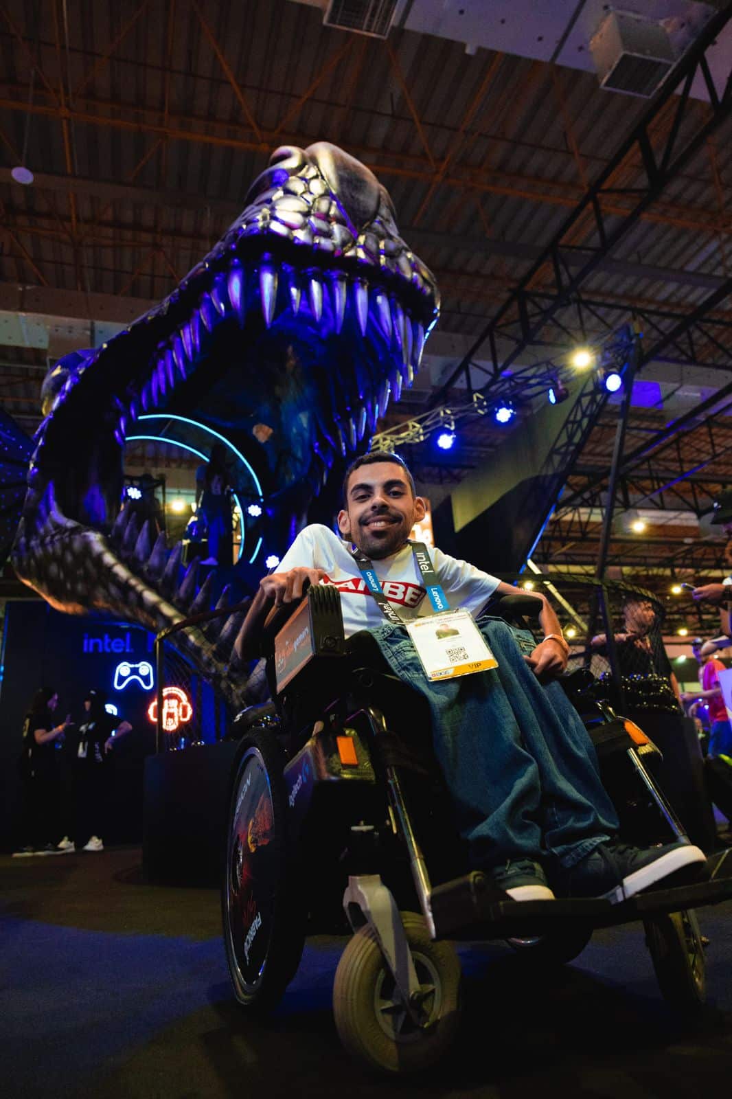 Tiktoker brasileiro usa controle adaptado para jogar Fortnite com a boca