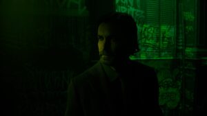 Gameplay de Alan Wake 2 exibe exploração e combate contra sombras