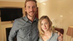 Atores de Joel e Ellie em The Last of Us participam de casa assombrada nos EUA
