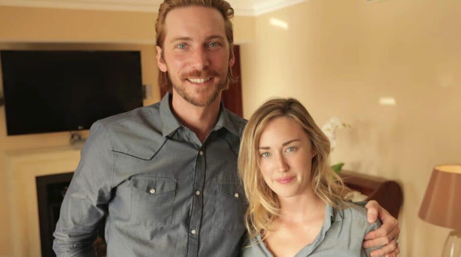 Atores de Joel e Ellie em The Last of Us participam de casa assombrada nos EUA