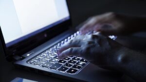 Sony confirma roubo de dados e sugere exposição de informações de usuários